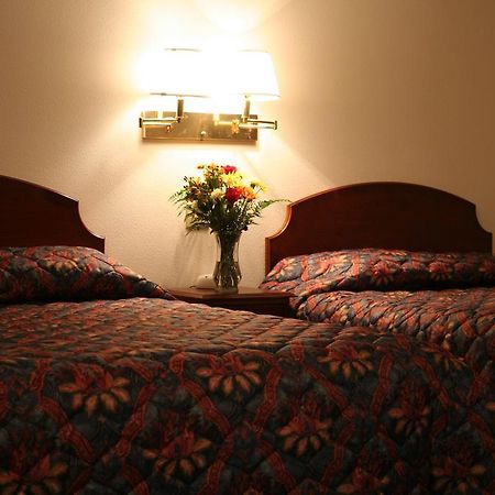 University Inn Cedar Falls Buitenkant foto