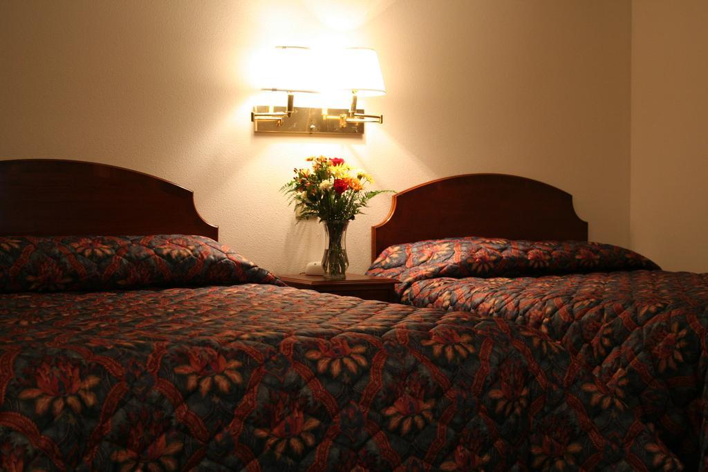 University Inn Cedar Falls Buitenkant foto