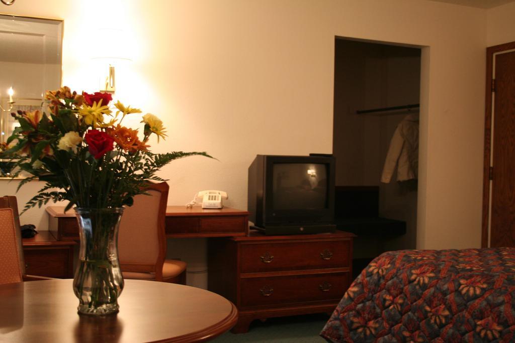 University Inn Cedar Falls Buitenkant foto