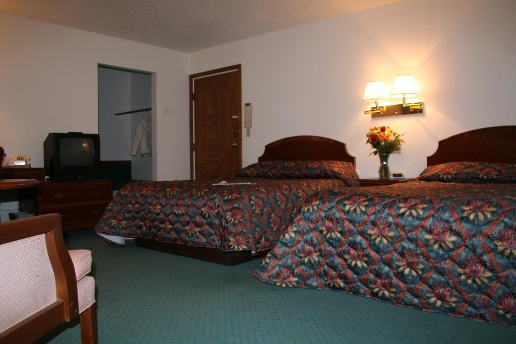University Inn Cedar Falls Buitenkant foto