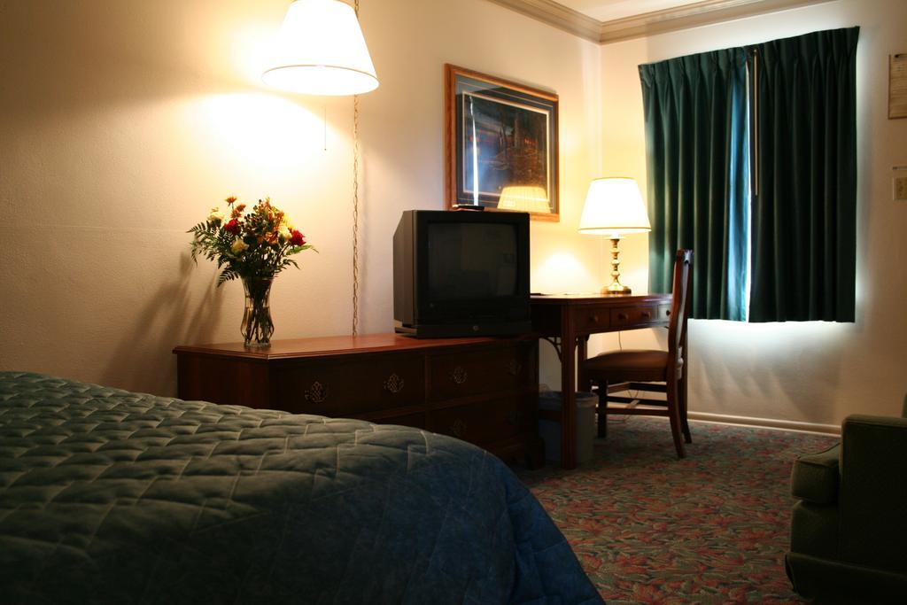 University Inn Cedar Falls Buitenkant foto