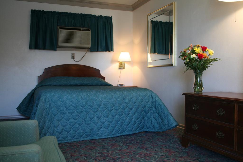 University Inn Cedar Falls Buitenkant foto